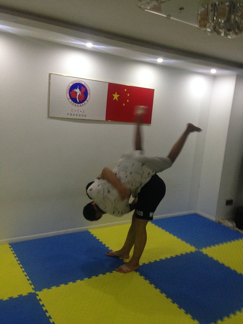 柔道初级学员展示浮腰摔